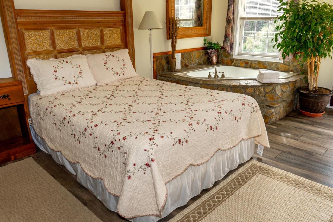 The Chimney Rock Inn & Cottages 외부 사진